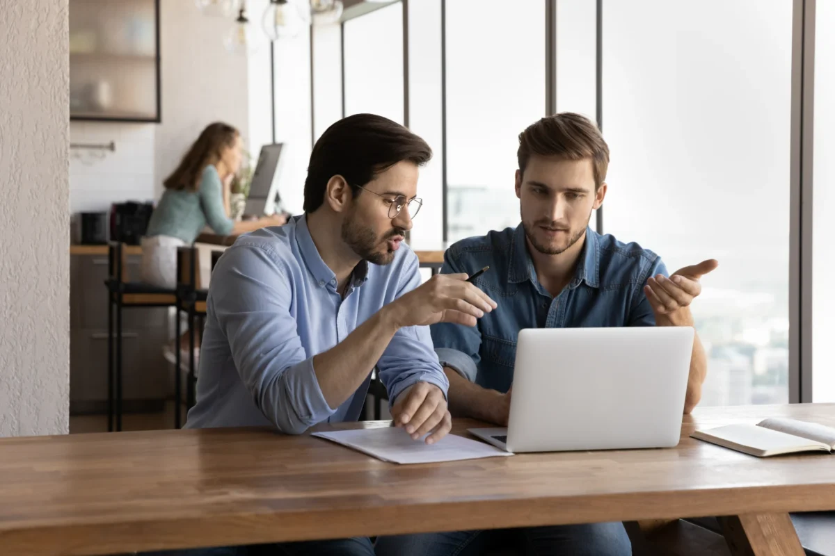 IT Support Atlanta technician helping a business user resolve an issue