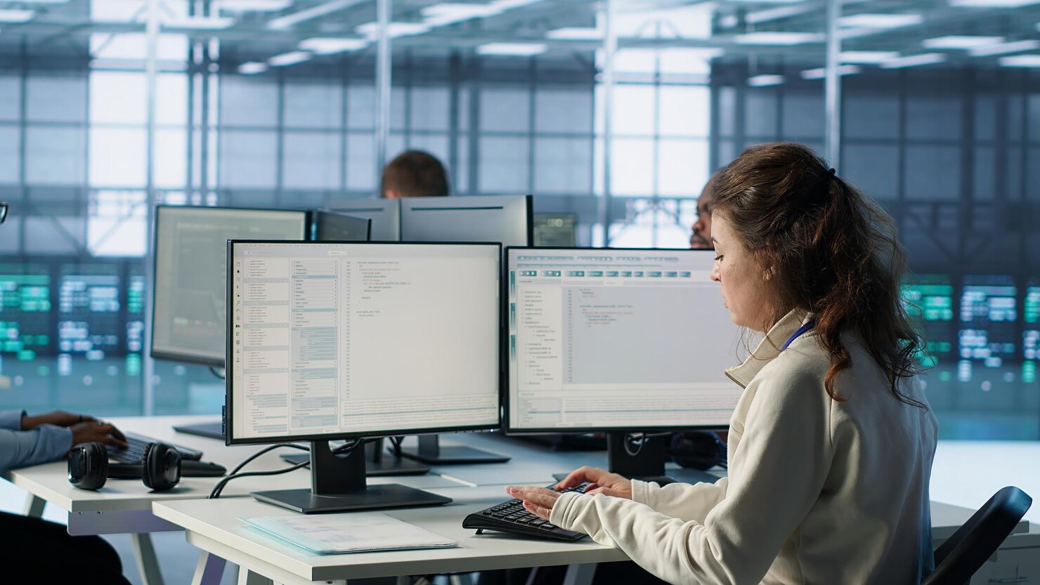 team-leader-discussing-with-data-center-employees-making-announcement